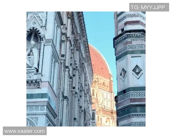 意大利街头漫步的足球明星们与城市风景的完美邂逅 意大利街头漫步的足球明星们与城市风景的完美邂逅