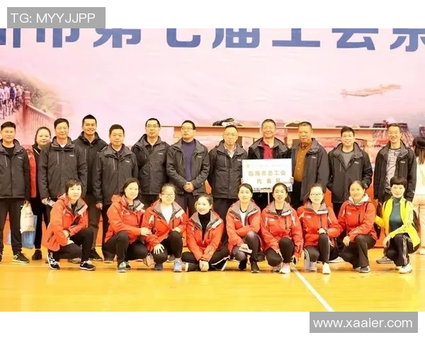 女裁判与足球明星亲密合影展现体育精神与性别平等的美好瞬间 女裁判与足球明星亲密合影展现体育精神与性别平等的美好瞬间