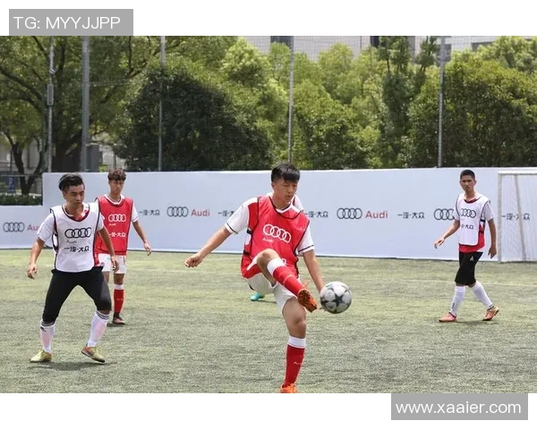 足球明星驾奥迪豪车盛装入场引发球迷热议与媒体关注